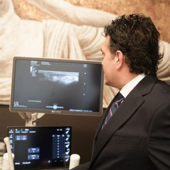 Dottor Crimaldi controlla una radiografia